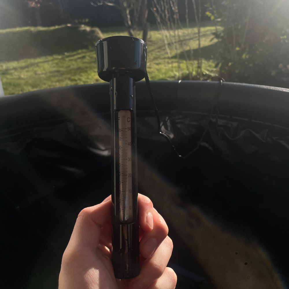 Termometer i sort til at måle temperaturen i vores Arctis Core Pro isbad